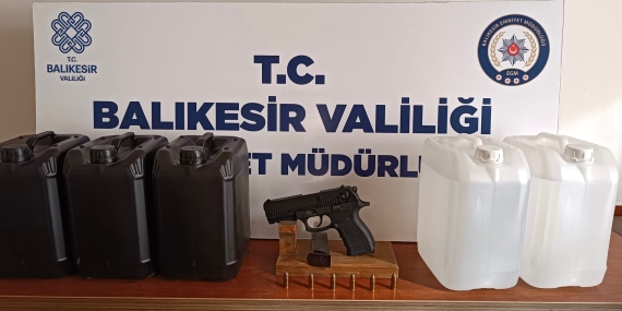 Bandırma’da ruhsatsız silah ve etil alkol ele geçirildi