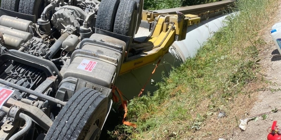 Gönen’de rüzgar türbini kanadı taşıyan tır devrildi: Sürücü hafif yaralandı