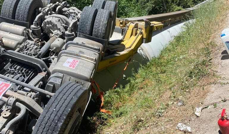 Gönen’de rüzgar türbini kanadı taşıyan tır devrildi: Sürücü hafif yaralandı