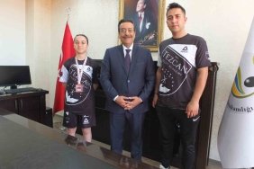 BURHANİYE KAYMAKAMI ATİLLA,  BAŞARILI SPORCUYU ÖDÜLLENDİRDİ