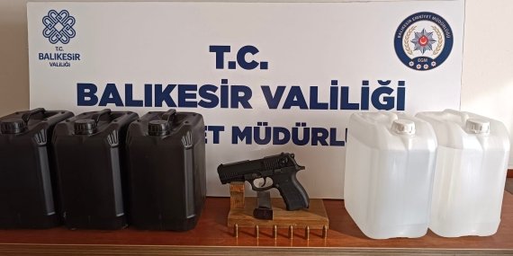 Bandırma’da ruhsatsız silah ve etil alkol ele geçirildi