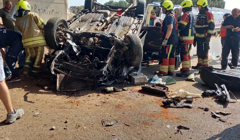 Bandırma-Çanakkale karayolunda kaza: 2 kişi sıkıştıkları yerden kurtarıldı