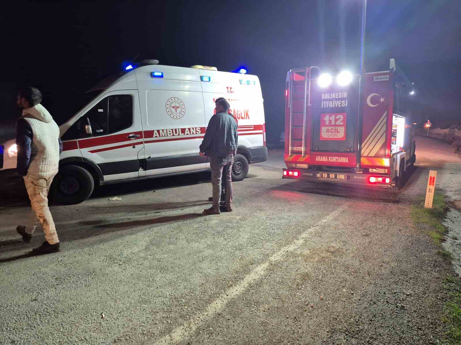 BALIKESİR'DE YOL KENARINA UÇAN OTOMOBİLİN SÜRÜCÜSÜ YARALANDI