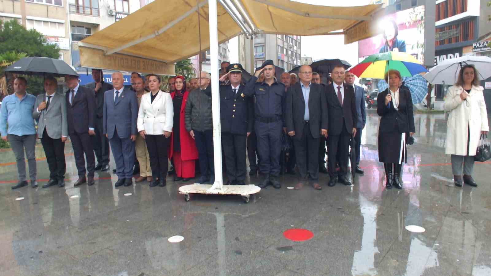 BALIKESİR'DE MUHTARLAR  GÜNÜ YAĞMUR ALTINDA KUTLANDI