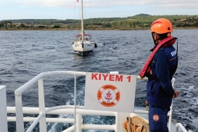 ÇANAKKALE BOĞAZI’NDA MAKİNE ARIZASI YAPARAK SÜRÜKLENEN TEKNE KURTARILDI