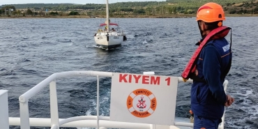 ÇANAKKALE BOĞAZI’NDA MAKİNE ARIZASI YAPARAK SÜRÜKLENEN TEKNE KURTARILDI