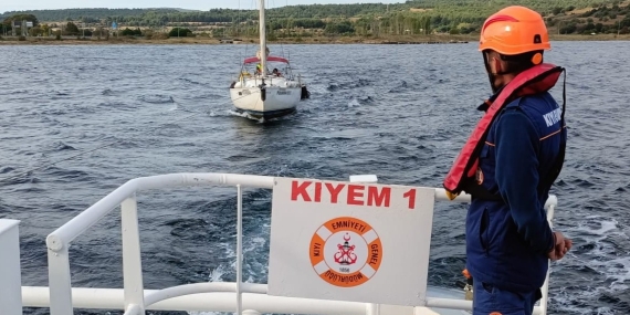 Çanakkale Boğazı’nda makine arızası yaparak sürüklenen tekne kurtarıldı