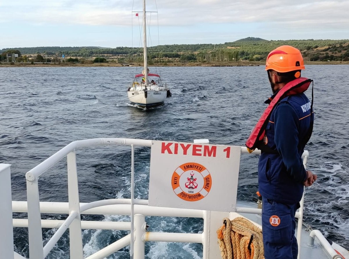 ÇANAKKALE BOĞAZI’NDA MAKİNE ARIZASI YAPARAK SÜRÜKLENEN TEKNE KURTARILDI