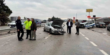 BALIKESİR'DE POLİS ARACI OTOMOBİLLE ÇARPIŞTI: 3 YARALI