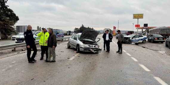 Balıkesir’de polis aracı otomobille çarpıştı: 3 yaralı