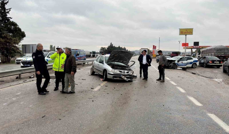 Balıkesir’de polis aracı otomobille çarpıştı: 3 yaralı