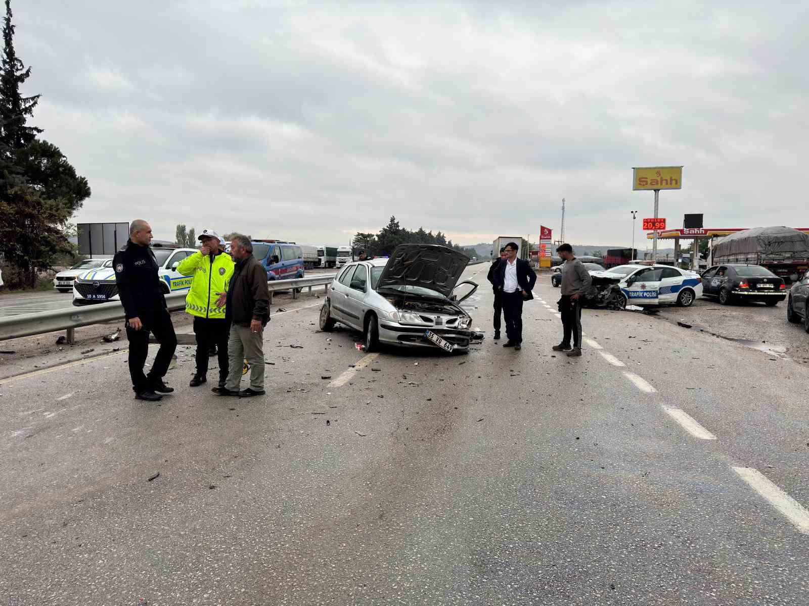BALIKESİR'DE POLİS ARACI OTOMOBİLLE ÇARPIŞTI: 3 YARALI