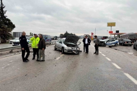 BALIKESİR'DE POLİS ARACI OTOMOBİLLE ÇARPIŞTI: 3 YARALI