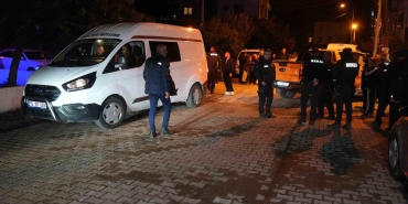 EVİNDE ÖLDÜRÜLEN ŞAHSIN KİMLİĞİ BELİRLENDİ OLAYIN, 2 KİŞİNİN ÖLDÜĞÜ 7 KİŞİNİN YARALANDIĞI OLAYLA BAĞLANTISI OLUP OLMADIĞI ARAŞTIRILIYOR