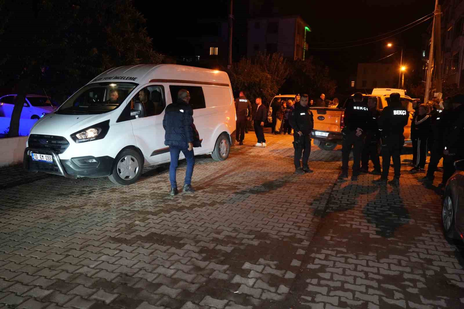 EVİNDE ÖLDÜRÜLEN ŞAHSIN KİMLİĞİ BELİRLENDİ OLAYIN, 2 KİŞİNİN ÖLDÜĞÜ 7 KİŞİNİN YARALANDIĞI OLAYLA BAĞLANTISI OLUP OLMADIĞI ARAŞTIRILIYOR