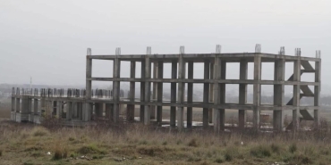 GÖNEN'DE FAKÜLTE İNŞAATI YILLARDIR TAMAMLANAMIYOR: HAYIRSEVER DESTEĞİYLE BAŞLATILAN PROJE SESSİZLİĞE BÜRÜNDÜ