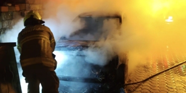 MANYAS’TA PARK HALİNDEKİ ARAÇ ALEV ALEV YANDI