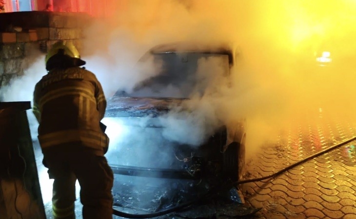 Manyas’ta park halindeki araç alev alev yandı