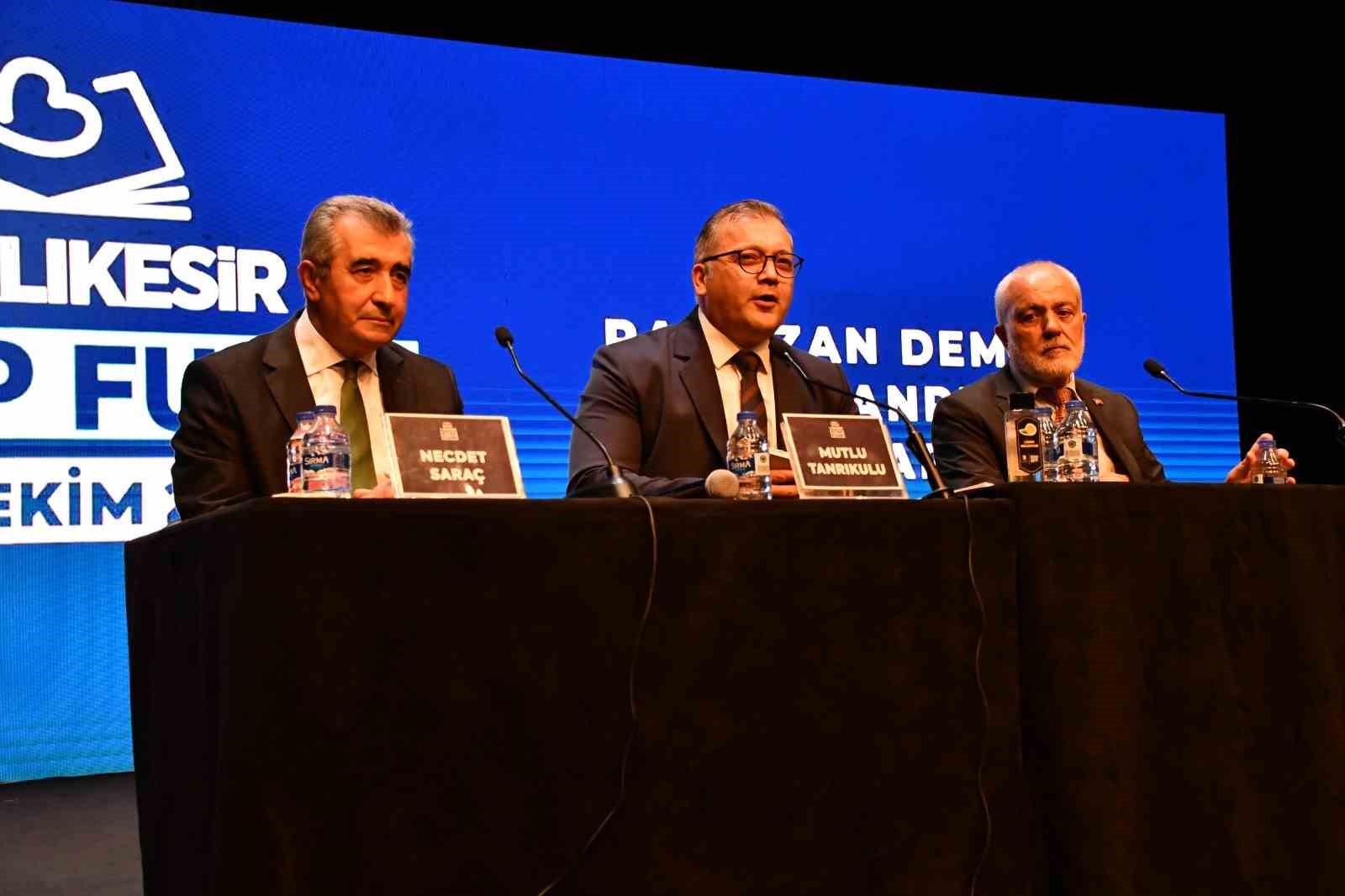 BALIKESİR KİTAP FUARI’NDA MEDYA, SİYASET VE EDEBİYAT RÜZGÂRI ESTİ EDEBİYAT TUTKUNLARI BALIKESİR KİTAP FUARI’NDA SALONLARI DOLDURDU
