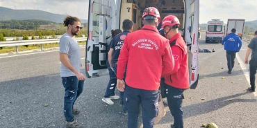 İSTANBUL-İZMİR OTOYOLU'NDA KAMYONET OTOMOBİLLE ÇARPIŞTI: 1 ÖLÜ, 1 YARALI