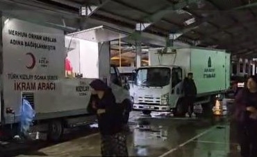 ÖNCE DEPREM SONRA YAĞIŞ... SINDIRGI BU GECE UYUMADI