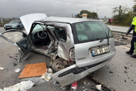 BALIKESİR'DE POLİS ARACI OTOMOBİLLE ÇARPIŞTI: 3 YARALI