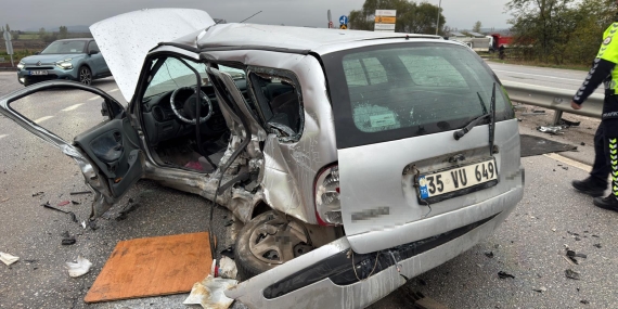 Balıkesir’de polis aracı otomobille çarpıştı: 3 yaralı