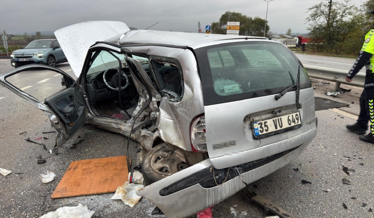 Balıkesir’de polis aracı otomobille çarpıştı: 3 yaralı