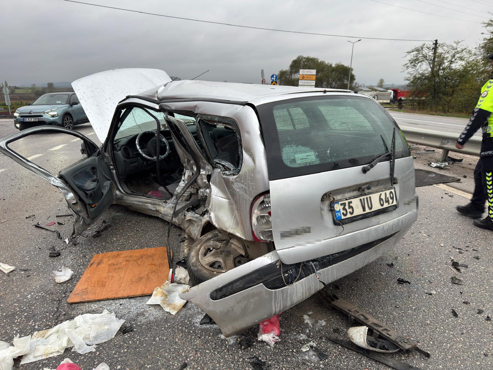 BALIKESİR'DE POLİS ARACI OTOMOBİLLE ÇARPIŞTI: 3 YARALI