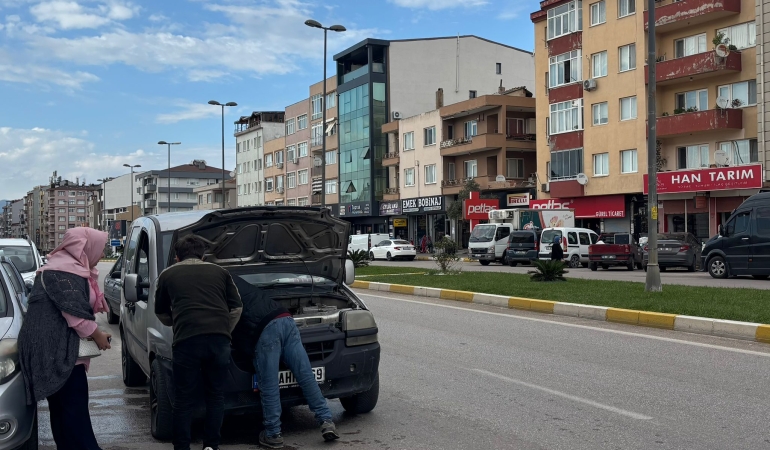 Bandırma’da araçta elektrik kaçağı paniği