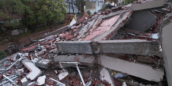 Sındırgı depreminde çöken binalar sabahın ilk ışıklarıyla böyle görüntülendi