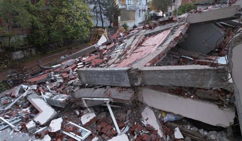 Sındırgı depreminde çöken binalar sabahın ilk ışıklarıyla böyle görüntülendi