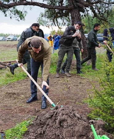 SINDIRGI’DA MİLLİ AĞAÇLANDIRMA GÜNÜ’NDE FİDANLAR TOPRAKLA BULUŞTU