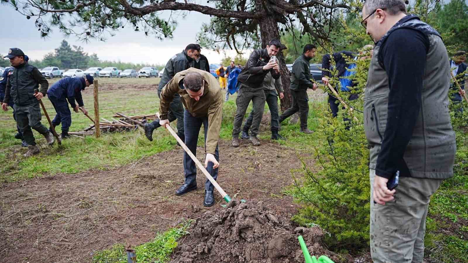SINDIRGI’DA MİLLİ AĞAÇLANDIRMA GÜNÜ’NDE FİDANLAR TOPRAKLA BULUŞTU