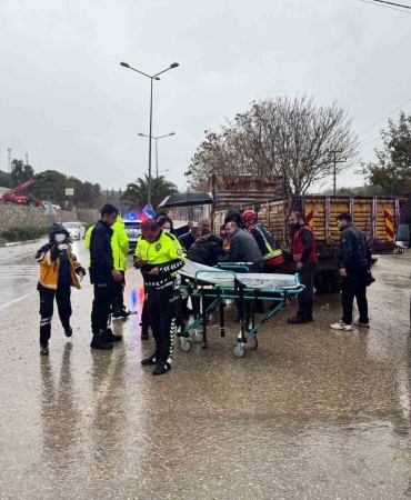 ERDEK'TE KAMYON İLE MOTOSİKLET ÇARPIŞTI: 1 YARALI