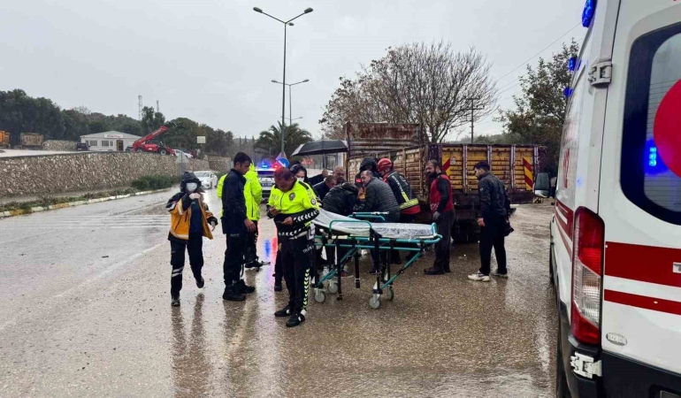 ERDEK'TE KAMYON İLE MOTOSİKLET ÇARPIŞTI: 1 YARALI